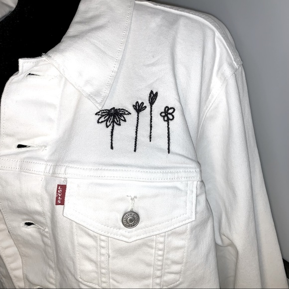 🆕Levi's Trucker Jacket Features an embroidered floral design at the chest - Picture 6 of 7
